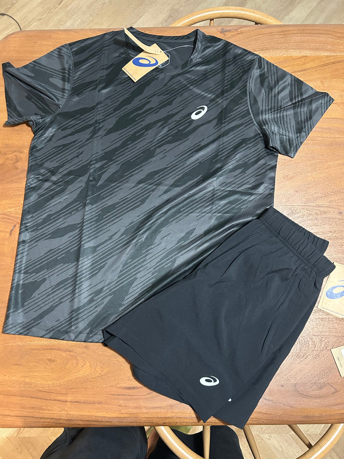 Ensemble Short et t-shirt Asics