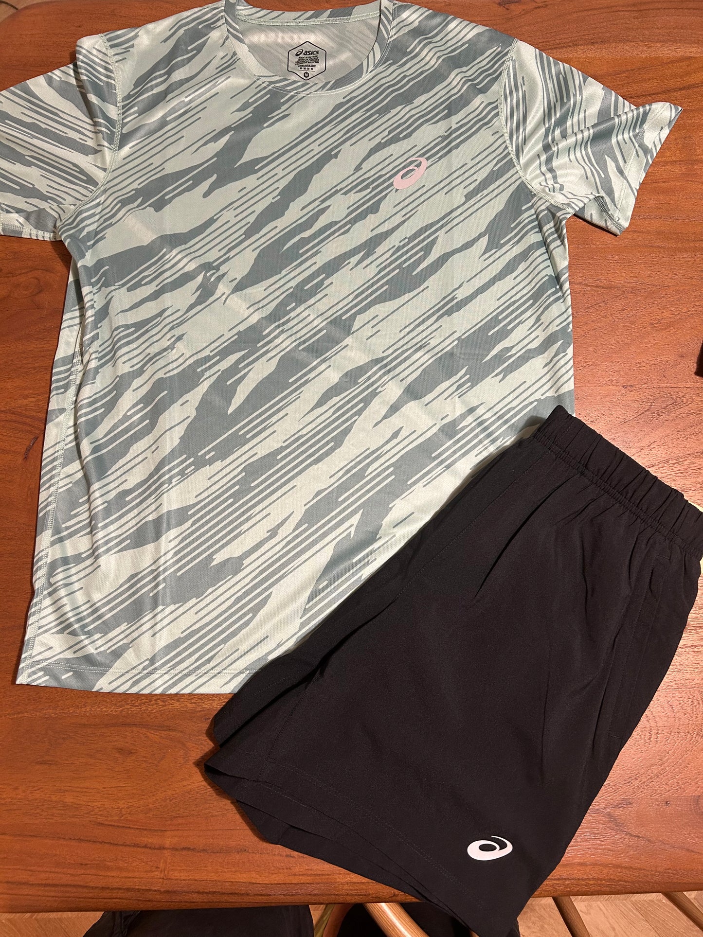 Ensemble Short et t-shirt Asics